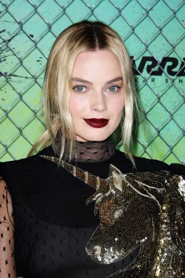 Margot Robbie vestita di nero